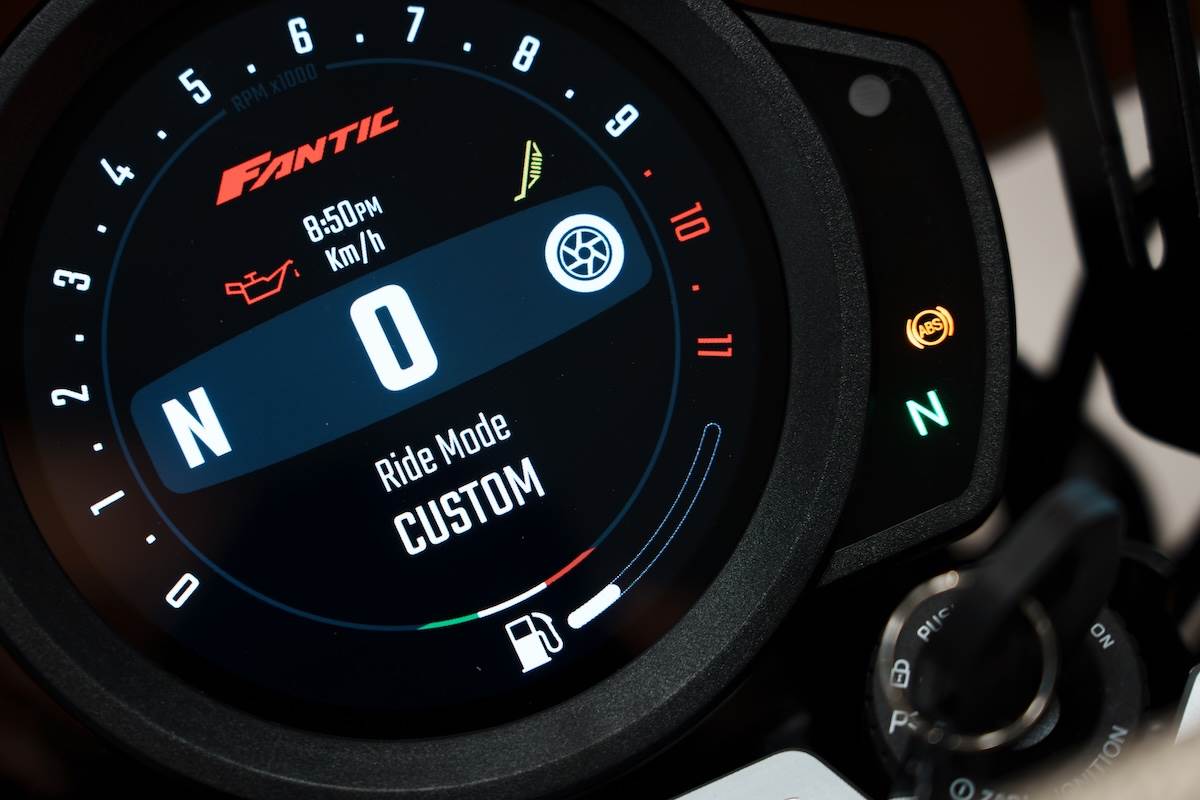 CABALLERO 700採用數位儀表板，且有三種騎乘模式。（圖／林昱丞攝影）