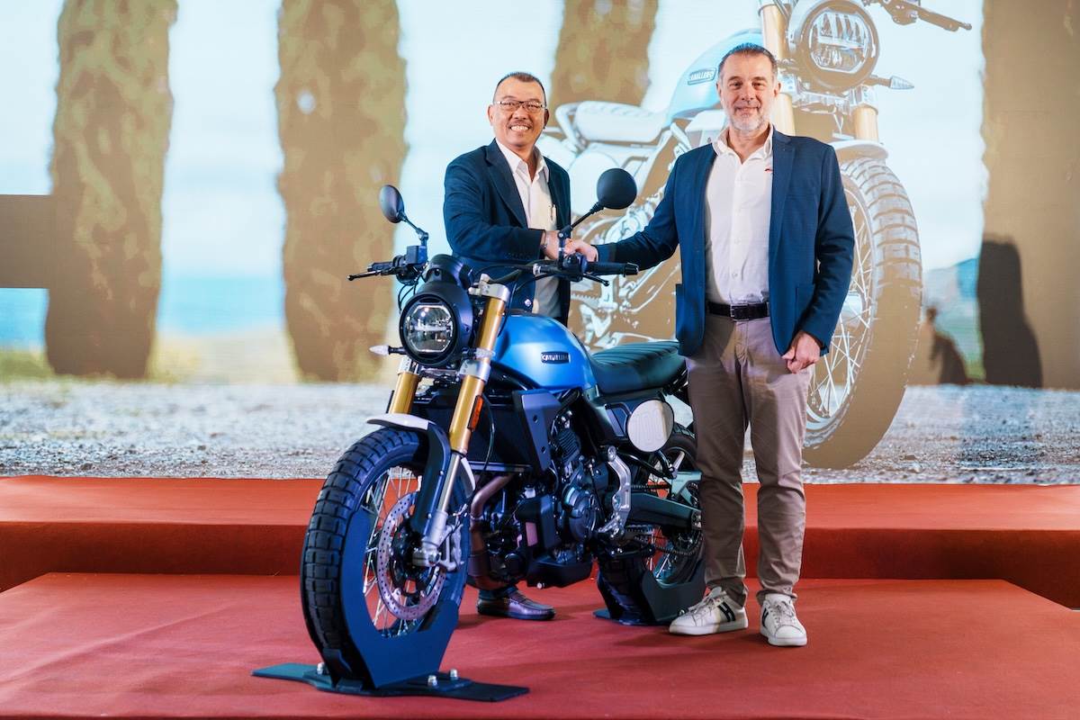 FANTIC總部高層Andrea Benatti（右）與安東貿易執行長阮信榮。（圖／林昱丞攝影）