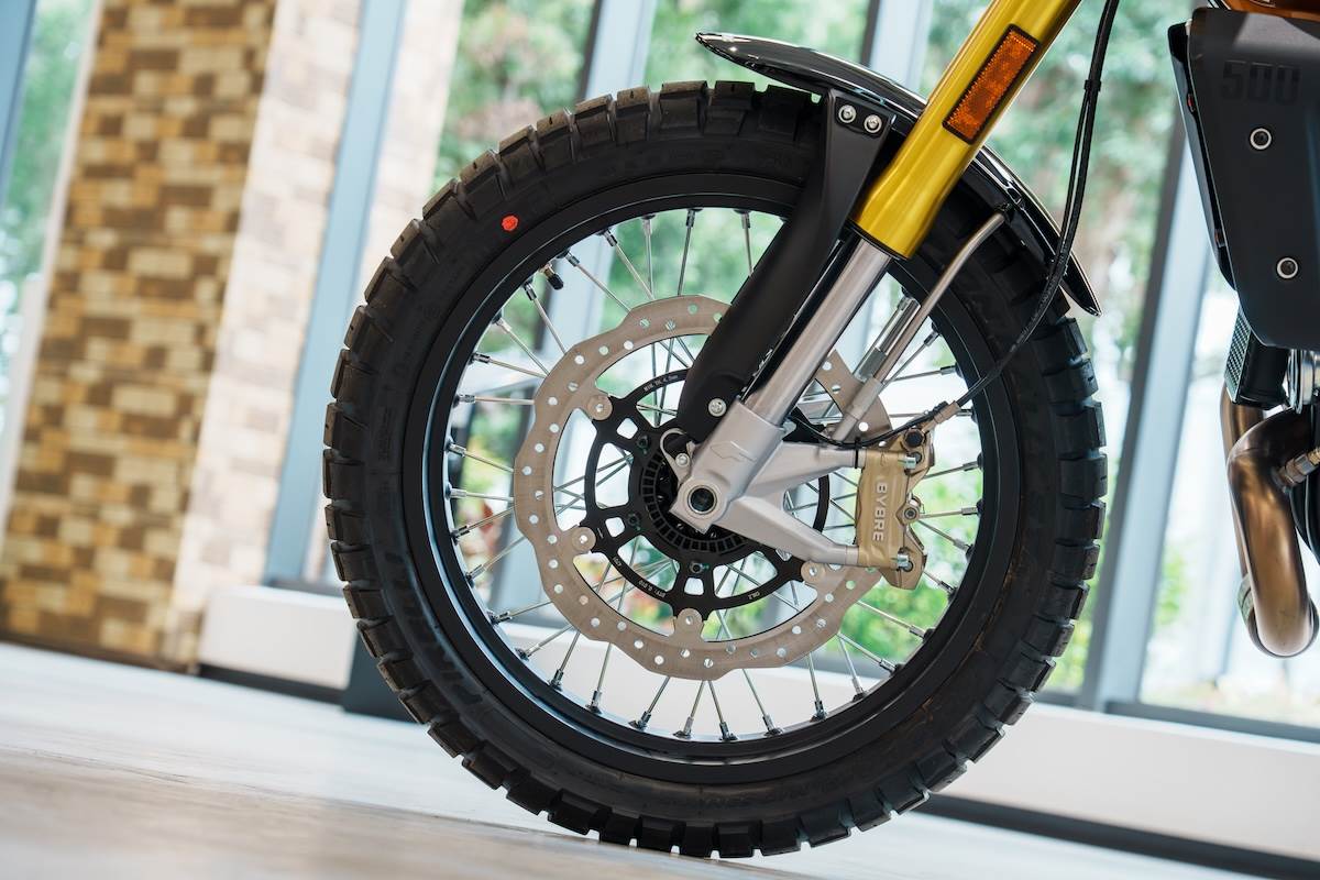 CABALLERO 500煞車系統前為輻射式四活塞卡鉗搭配單320mm浮動式碟盤。（圖／林昱丞攝影）