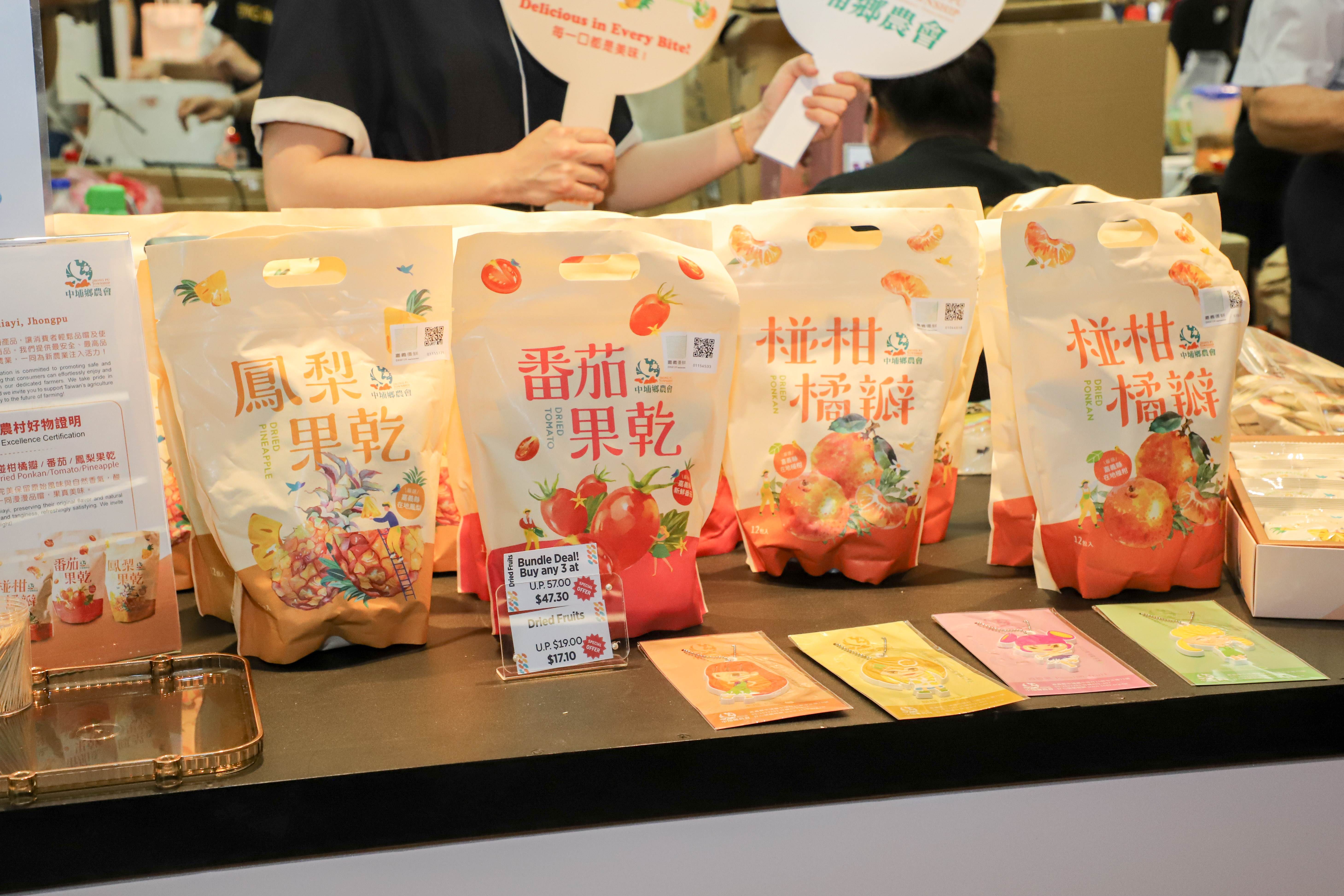 活動中阿里山玫瑰花茶、椪柑果乾、番茄果乾、苦茶油拌醬、芭樂梅與鳳梨方塊酥，吸引眾多當地民眾駐足選購。