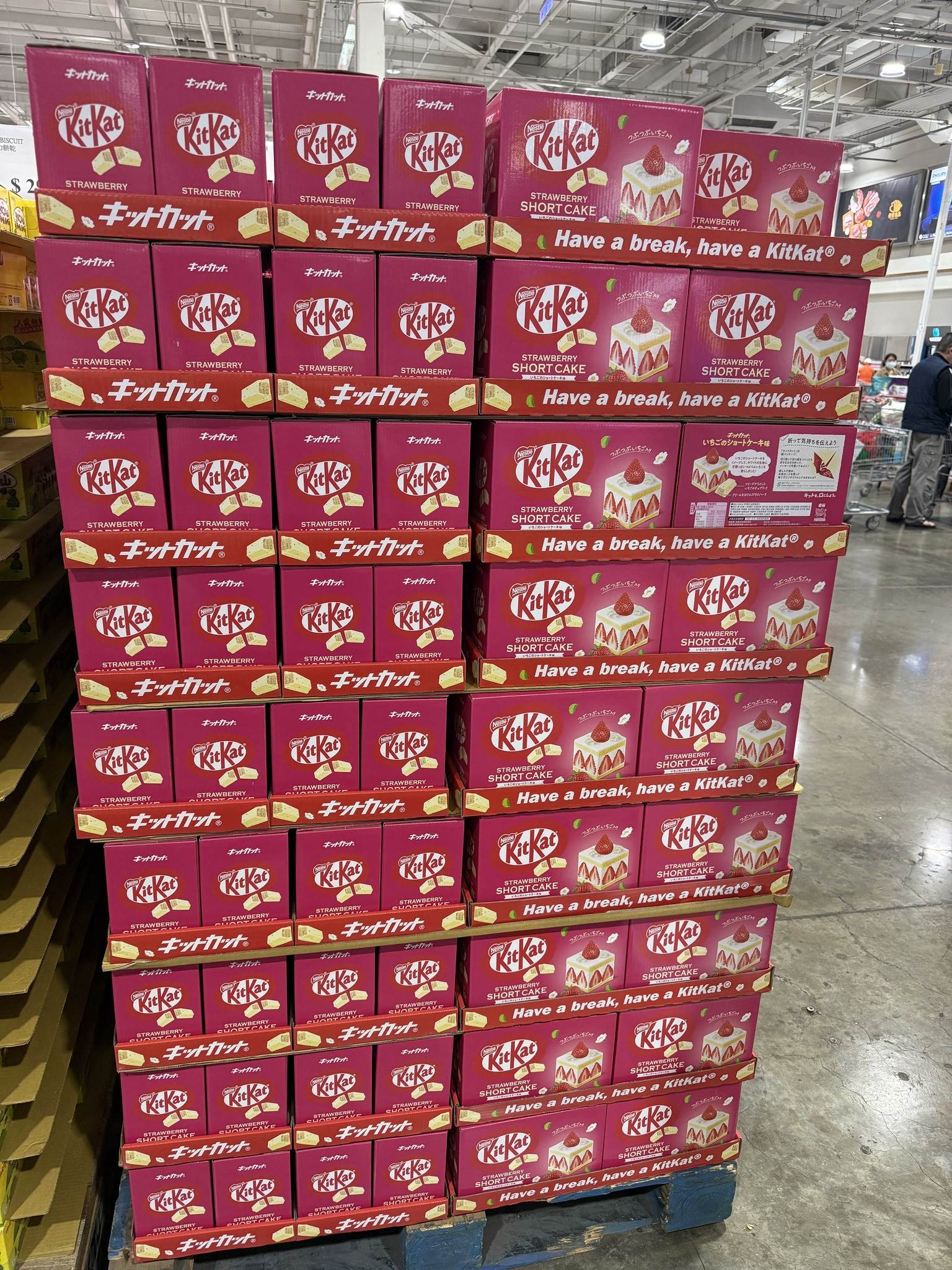 一名女網友透露,她7日和男友買了超多草莓的東西,但最燒的是KitKat新出的口味。(圖/翻攝自Costco好市多 商品經驗老實說臉書)