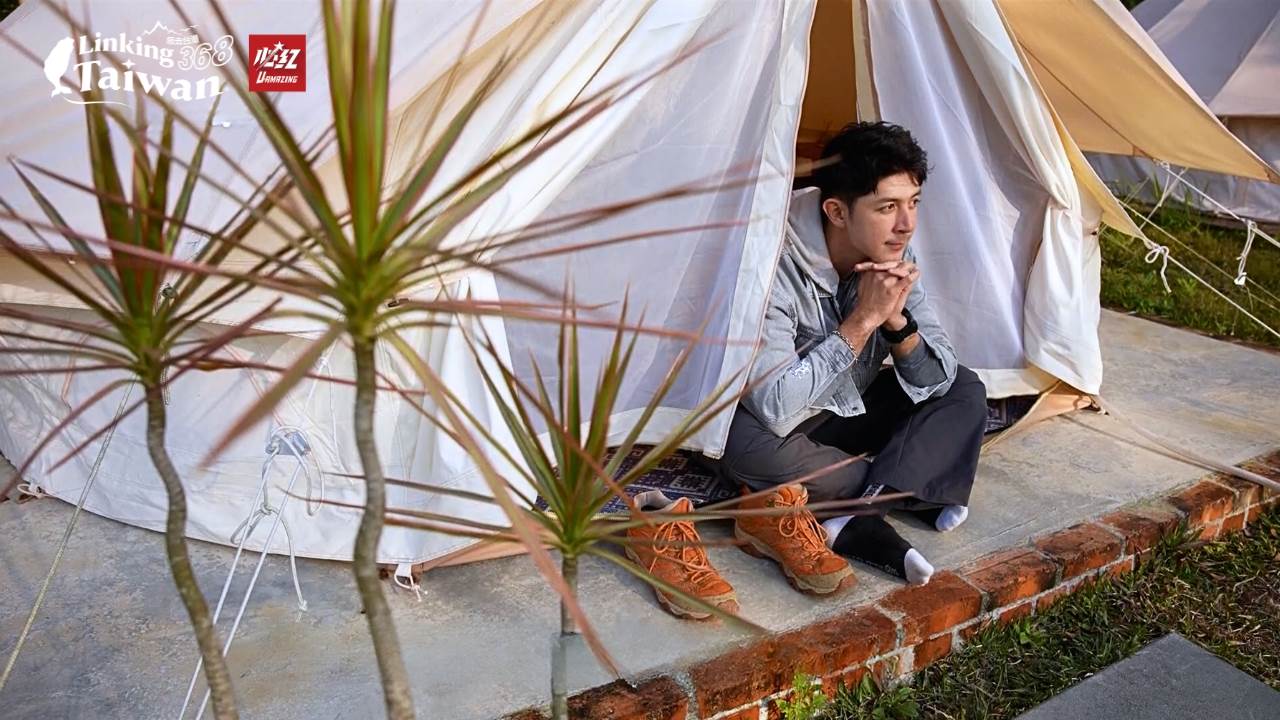 明德水庫周邊的平坦美景，讓這裡成為熱門露營地。近年來，更推出了輕奢露營區，讓喜愛輕便旅行的背包客也能輕鬆拎包入住，享受舒適與自然的完美結合。（圖／《Linking 368 Taiwan 恁去台灣》提供）