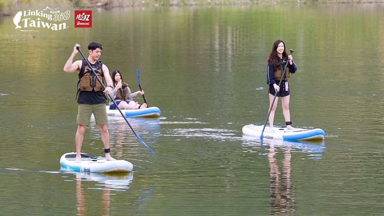 舞陽在水庫裡體驗SUP，平靜的湖面讓初學者也能輕鬆上手！但記得，最佳遊玩時間是清晨或傍晚，避開中午的高溫，才能盡情享受這片山水之美！（圖／《Linking 368 Taiwan 恁去台灣》提供）