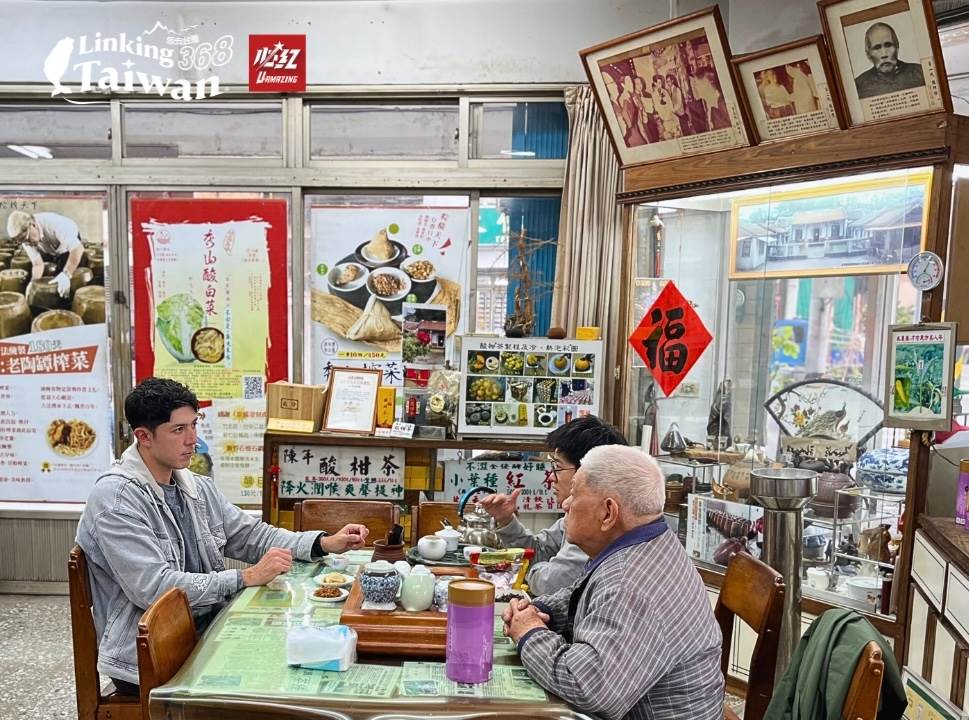 然而，隨著進口茶葉的衝擊，許多茶園逐漸荒廢，但仍有一些茶園堅持保持天然種植方式，傳承著珍貴的茶葉文化。而許多經驗豐富的老農也在轉型中，依然保留著祖傳的製茶秘方，為茶文化注入新生命！（圖／《Linking 368 Taiwan 恁去台灣》提供）