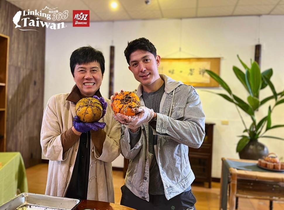 舞陽更親手體驗了繁複又耗時的客家酸柑茶製作過程，驚歎於茶農對傳統工藝的精細與用心，讓他對台灣茶文化有了更深的體會！（圖／《Linking 368 Taiwan 恁去台灣》提供）
