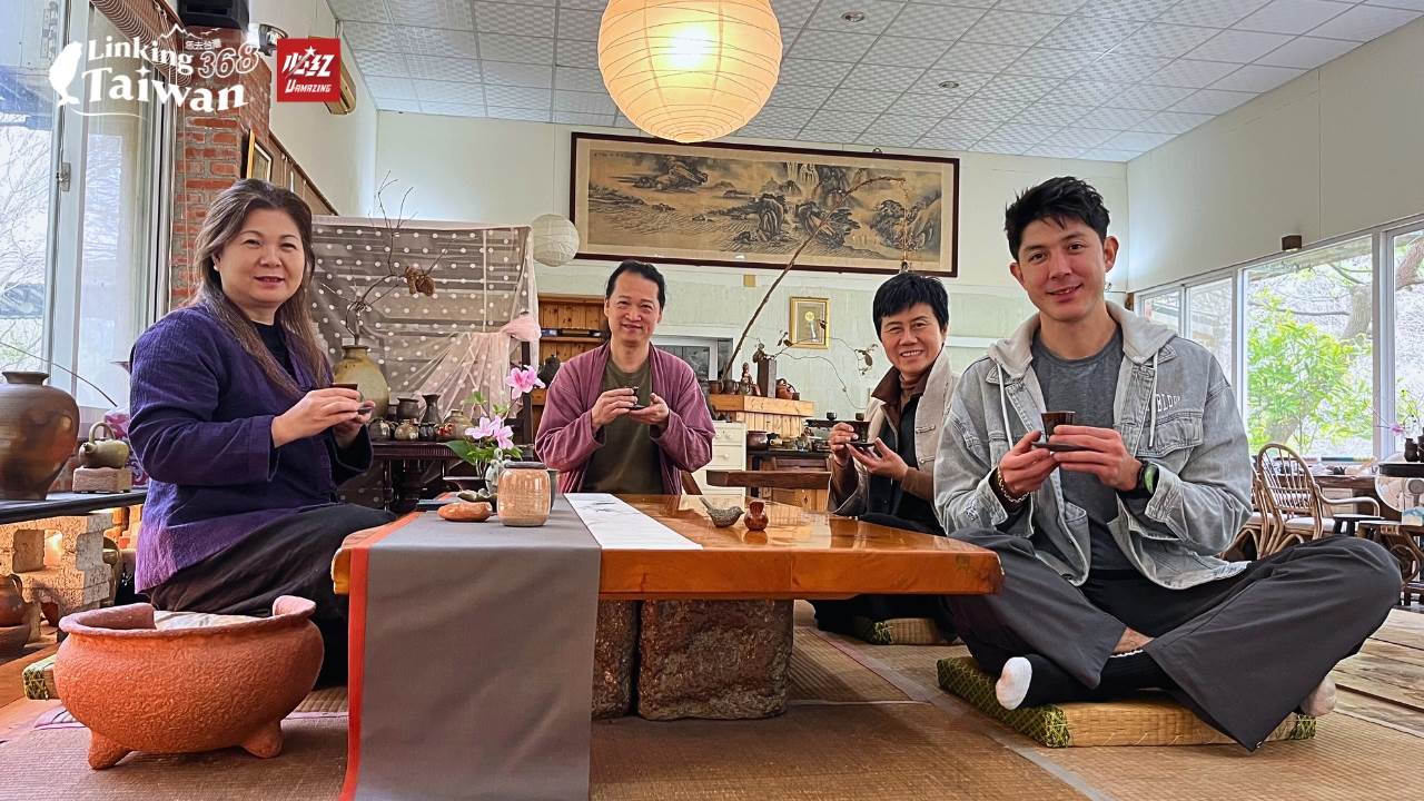 吳老師，來自鶯歌陶藝世家的第24代傳人，傳承著無形文化資產——車作製陶技藝。多年來，他研發出獨家的五彩窯變製程，並慷慨分享配方，讓更多陶藝同業能夠繼續推動台灣柴燒陶的發展。現在，他在頭屋建立了母子柴窯，每到假日，便會與家人一同回來，為茶陶藝術不斷努力，傳遞這份精湛的手工藝與熱情！（圖／《Linking 368 Taiwan 恁去台灣》提供）