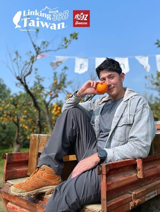 主持人舞陽在果園中採摘新鮮橘子，享受大自然的美味禮讚！親手學習製作橘子麵包，體驗香氣四溢的DIY樂趣！（圖／《Linking 368 Taiwan 恁去台灣》提供）