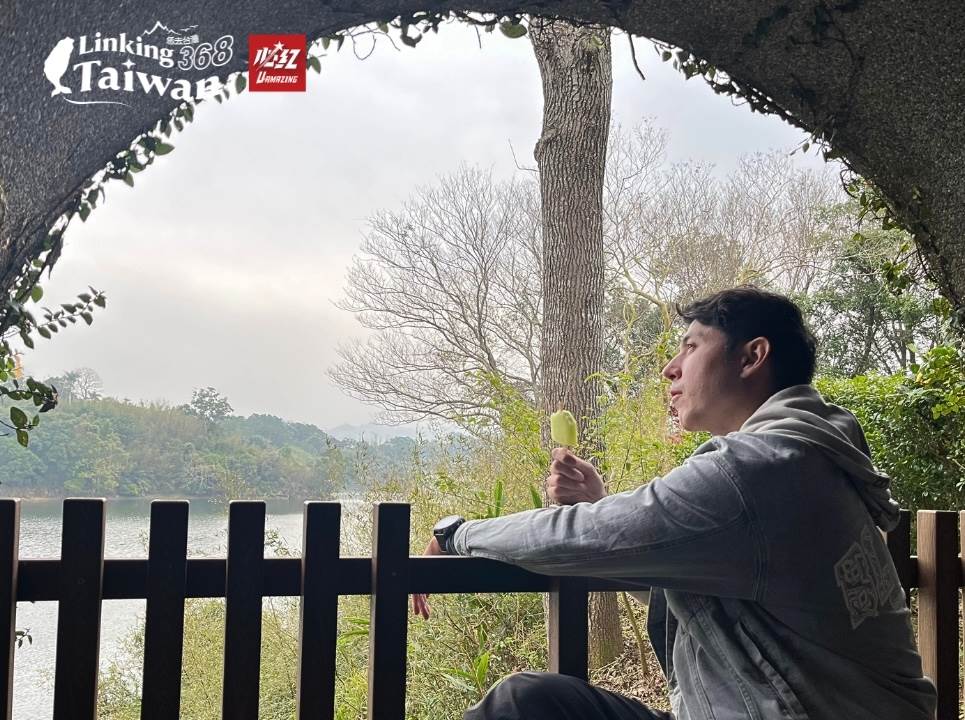 日新島上有許多圓形水管涵洞，周圍被原生植物包圍，人工造景與自然生態和諧融合。這裡不僅是美麗的網美拍照點，坐在水管中還能欣賞明德水庫的湖光山色，享受浪漫寧靜的氛圍。（圖／《Linking 368 Taiwan 恁去台灣》提供）