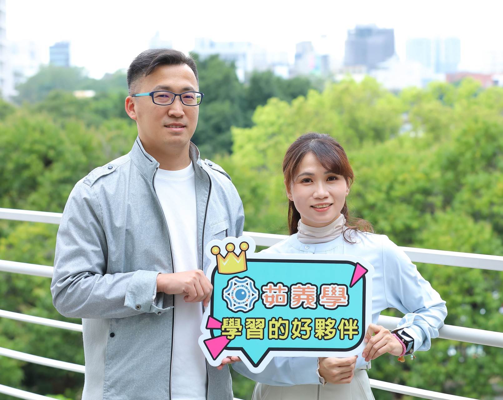 郭展佑與太太林老師打造學習生態圈，凝聚一群相信教育的人一起走下去。（圖片來源：茹義學）