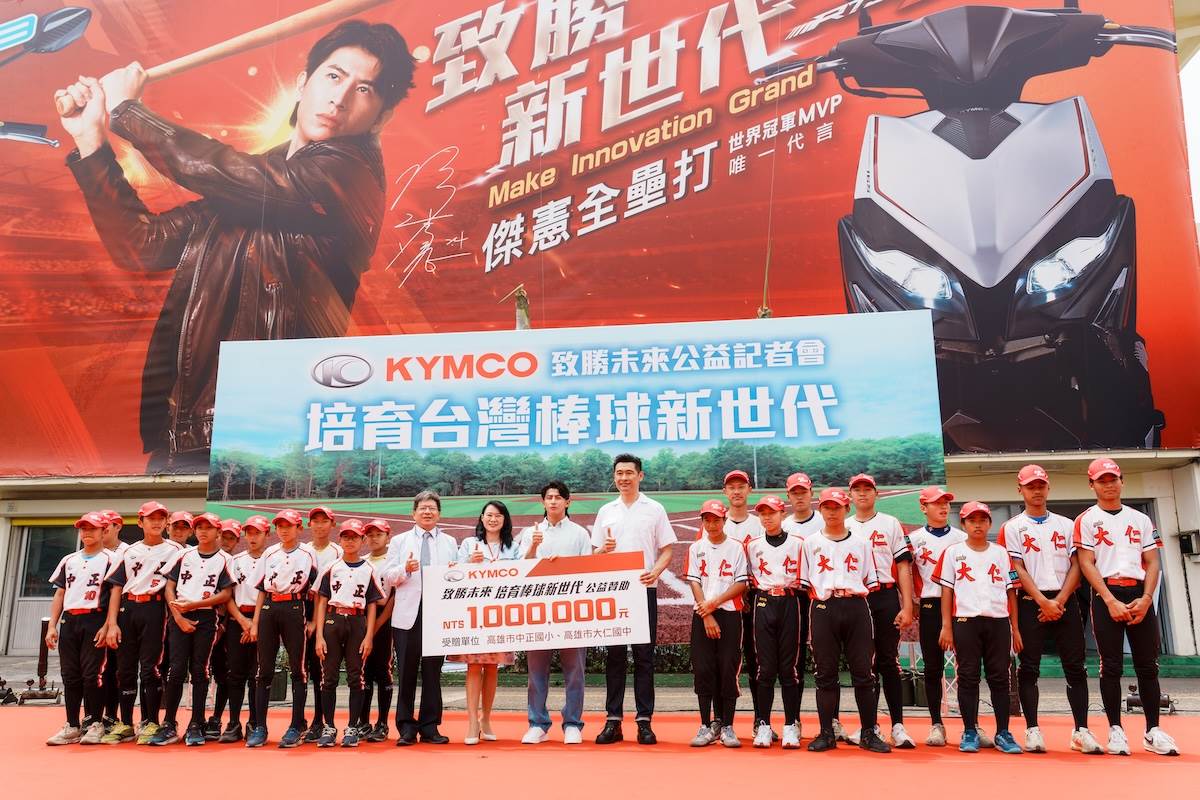 柯勝峯代表捐出一百萬公益義賣總額，捐贈給中正國小以及陳傑憲母校大仁國中棒球隊，作為培育高雄基層棒球之用。（圖／林昱丞攝影）