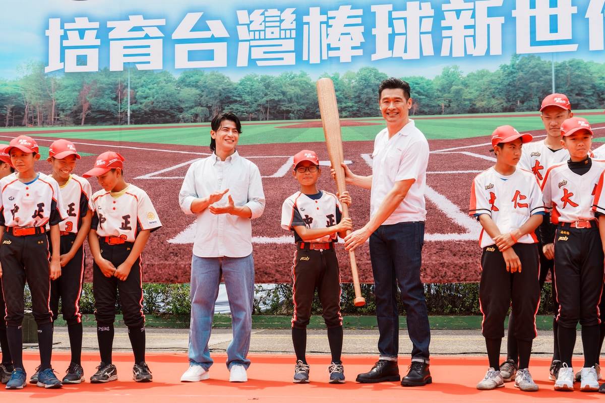 除了一百萬元外，還贈送大球棒予年輕小球員，象徵「擊出致勝未來」。（圖／林昱丞攝影）