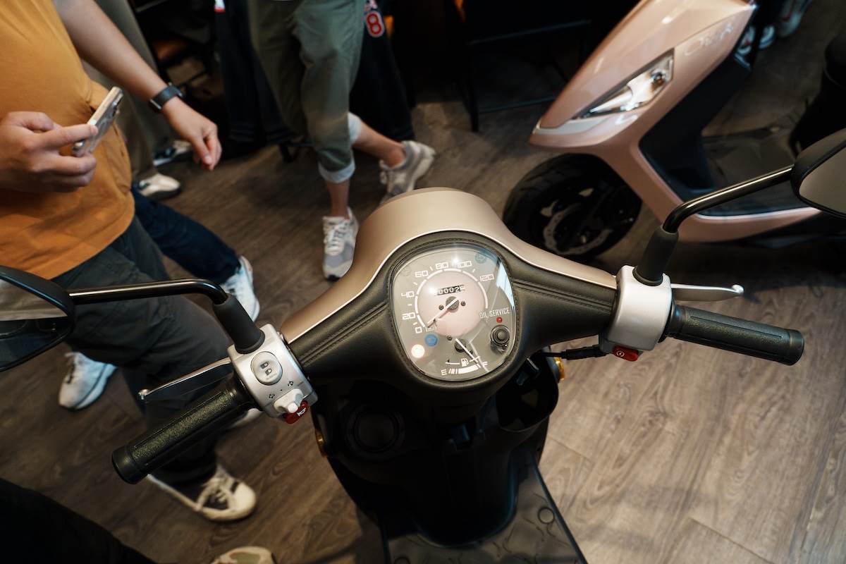 儀表板為傳統指針式，周邊的佈局採用類皮質搭配縫線的設計。（圖／林昱丞攝影）