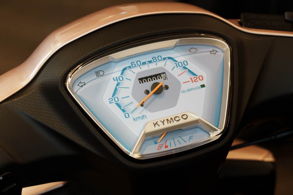 儀表板為傳統指針式，經過微調變得更為清爽。（圖／林昱丞攝影）