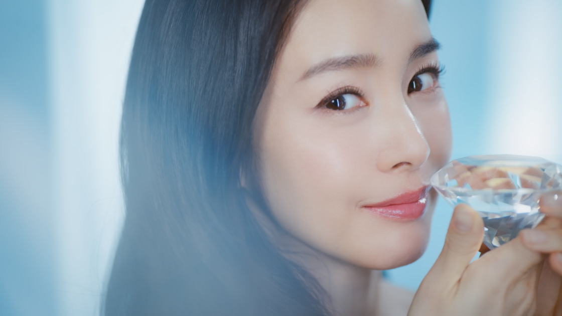 金泰希依然保持著年輕、光澤感十足的肌膚。（圖／君綺電波提供）