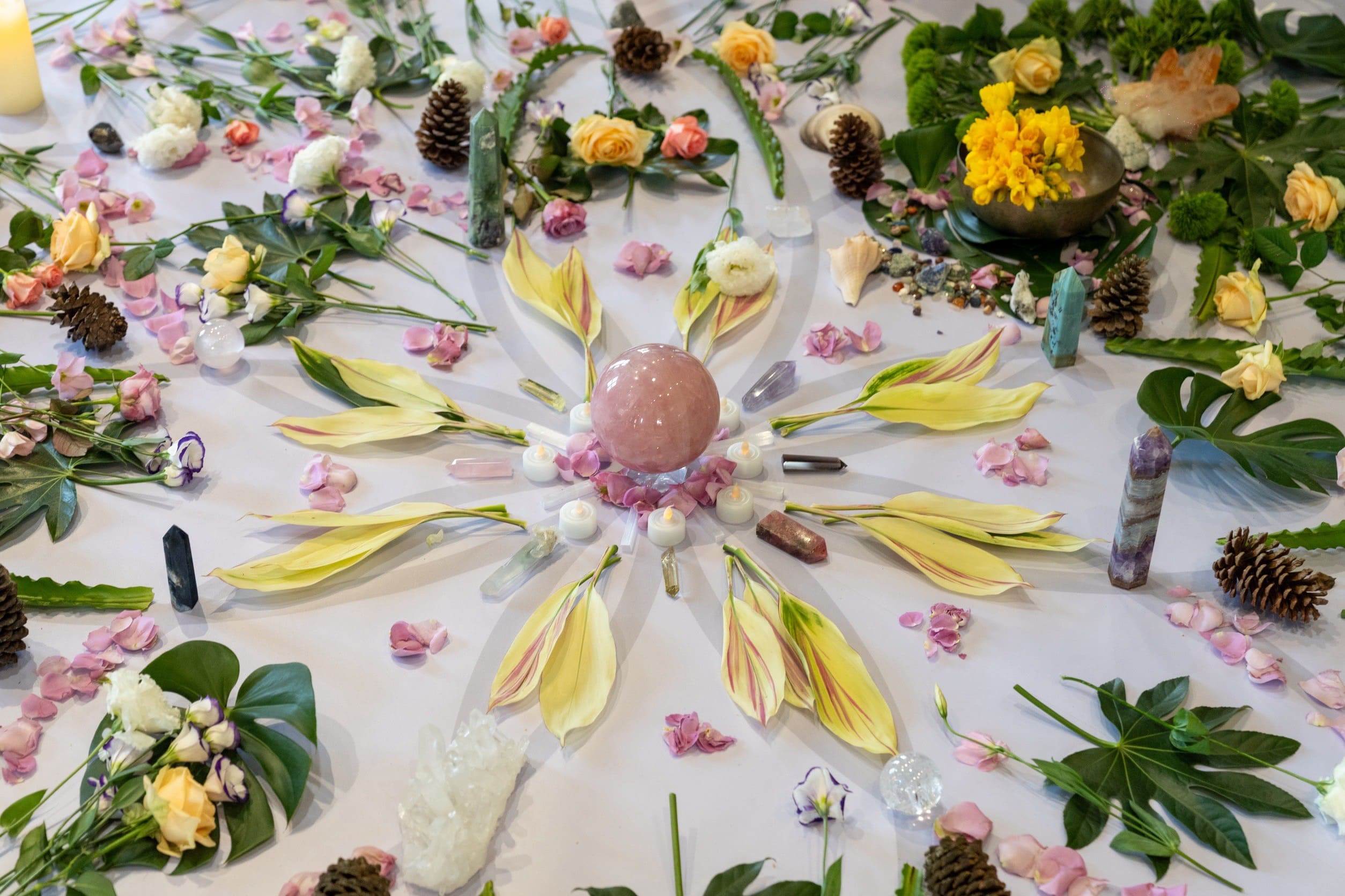 療癒工作坊以「迎接豐盛的自己」為主軸，兩天的課程安排6場由專業講師帶領的療癒體驗。（圖／臺東縣政府提供）