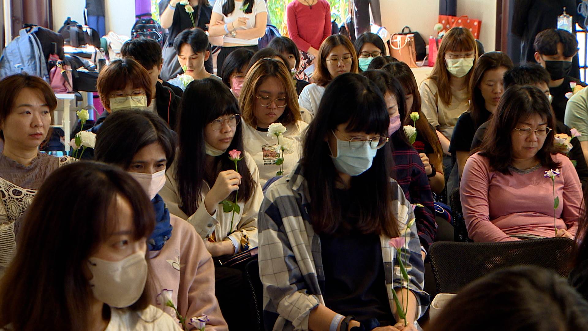 講師Erica以溫柔話語引導近百人一起祈禱，將豐盛的祝福注入手中花朵。（圖／東森新聞）