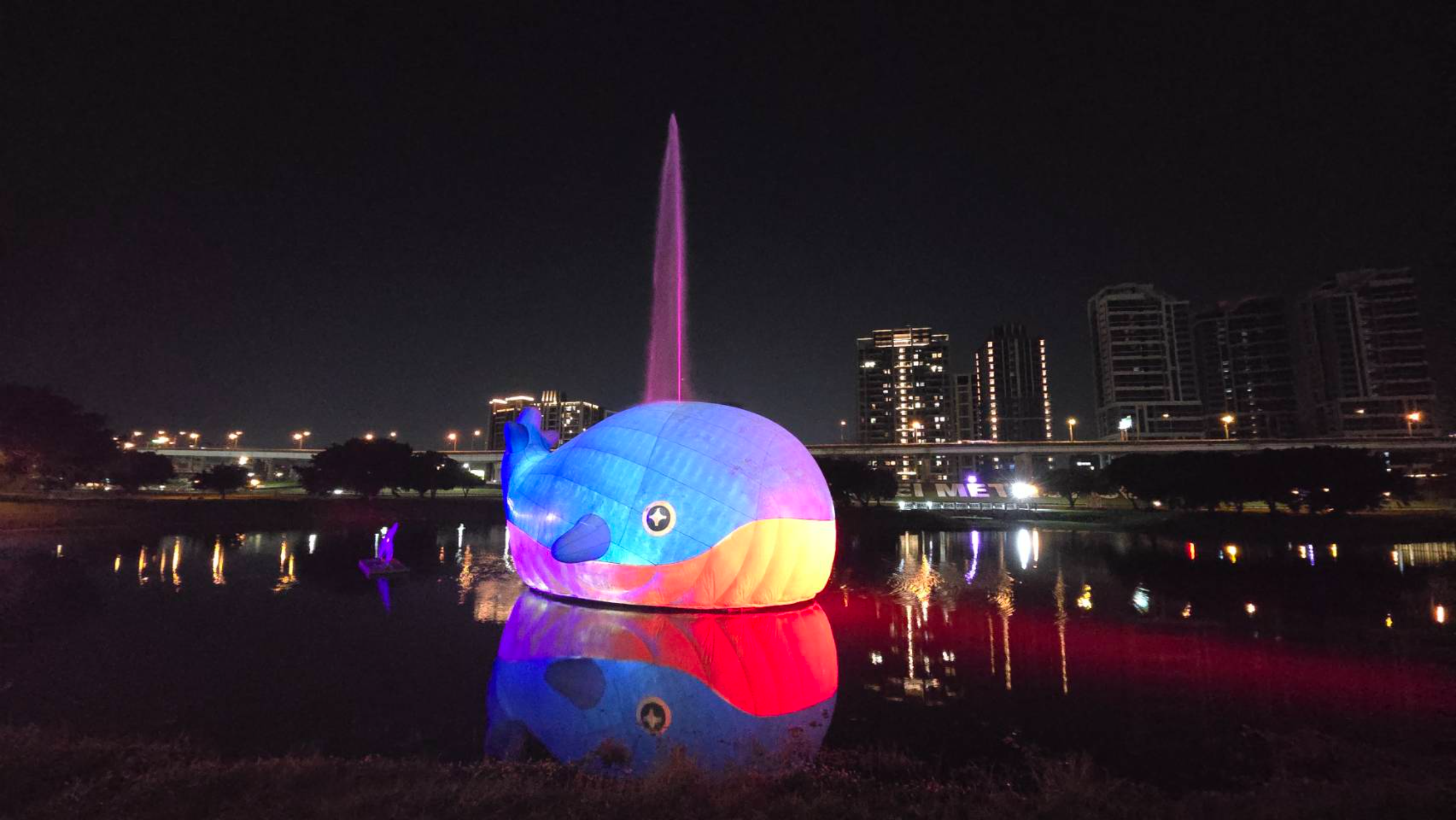 「粉嘻鯨」夜晚搭配絢爛燈效隨音樂幻化奇幻水舞秀，遊客留下難忘回憶。