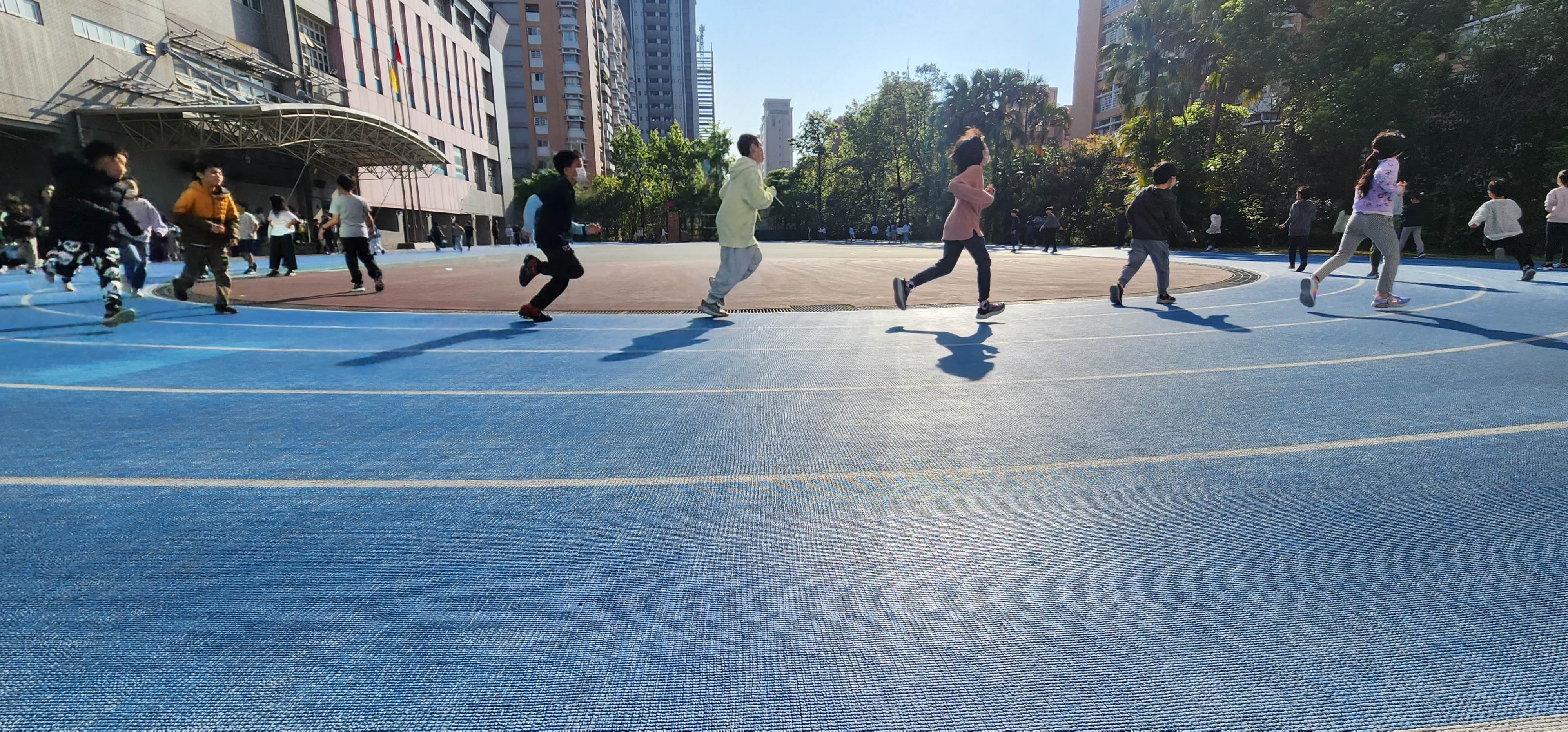 歷時一個月，全校學生積極投入。讓現場師長與家長深受感動，蓓朵娜兌現承諾，捐贈10萬元善款予伊甸基金會，共同見證了孩子們如何透過行動將愛心化為實際的幫助。（圖／蓓朵娜提供）