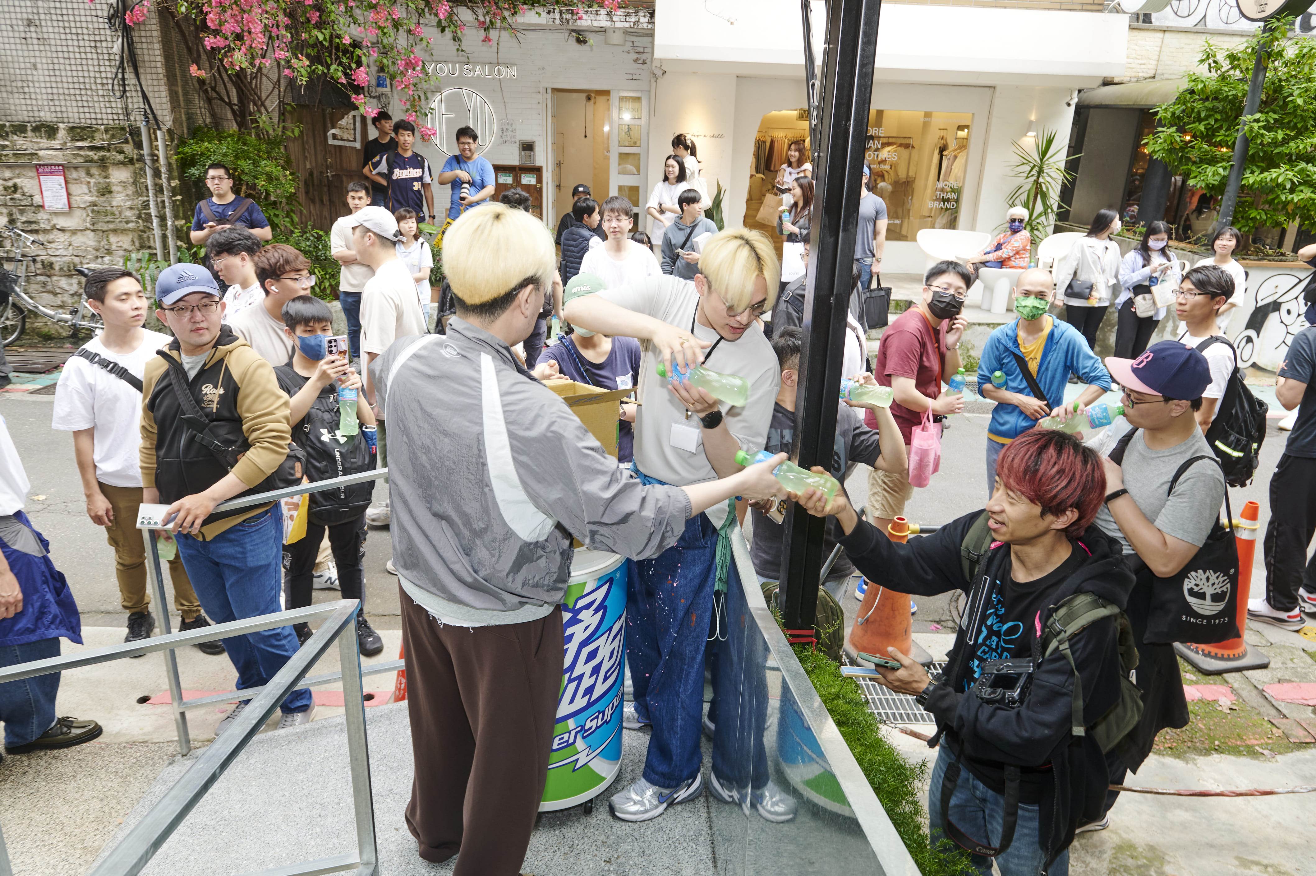 一日店長邊荷律的熱情號召,不僅吸引了大量的粉絲參與,也再次展現了台灣品牌間跨界聯名的各種可能。