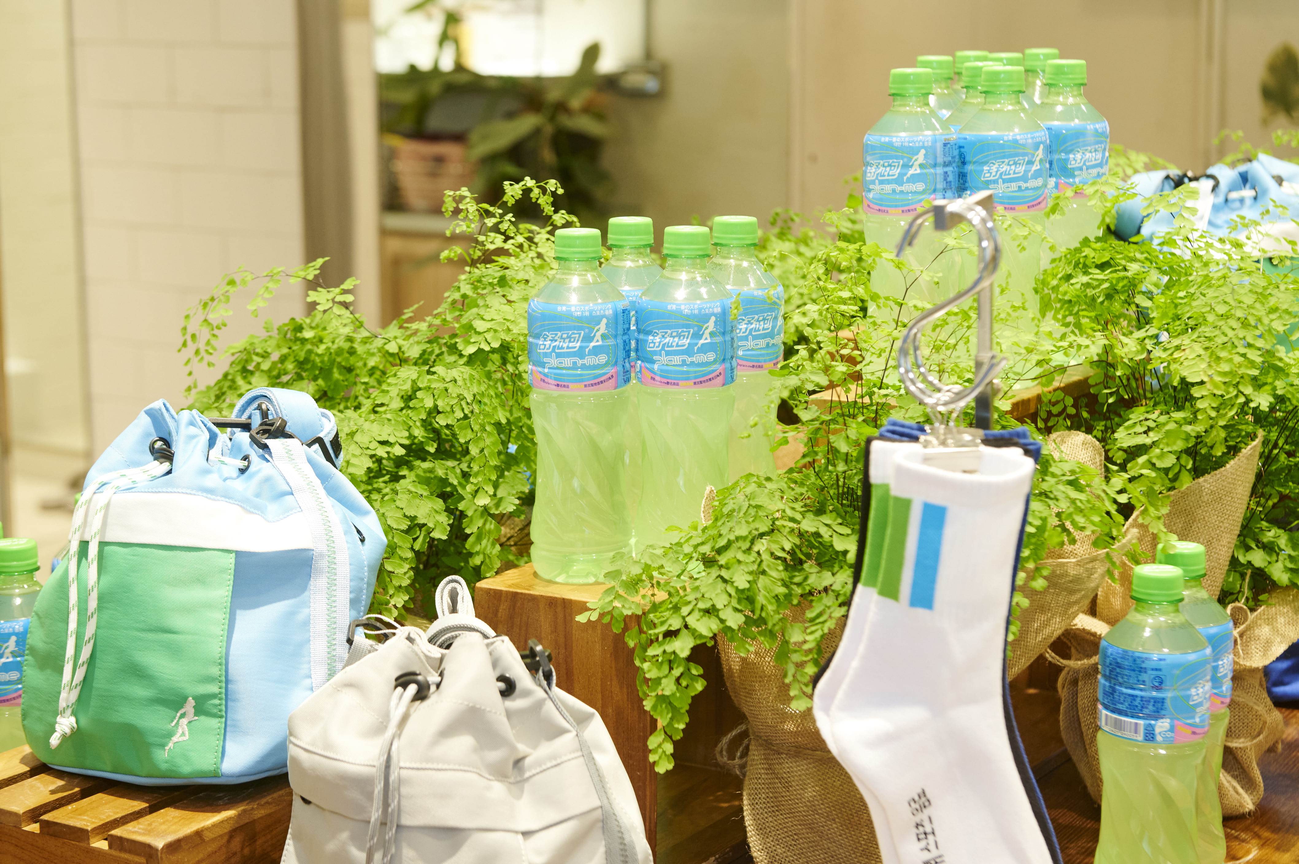 舒跑 x plain-me 聯名商品以舒跑的藍綠色主題貫穿,充滿運動感的同時也完美呼應時下最受歡迎的 Y2K 街頭復古感。