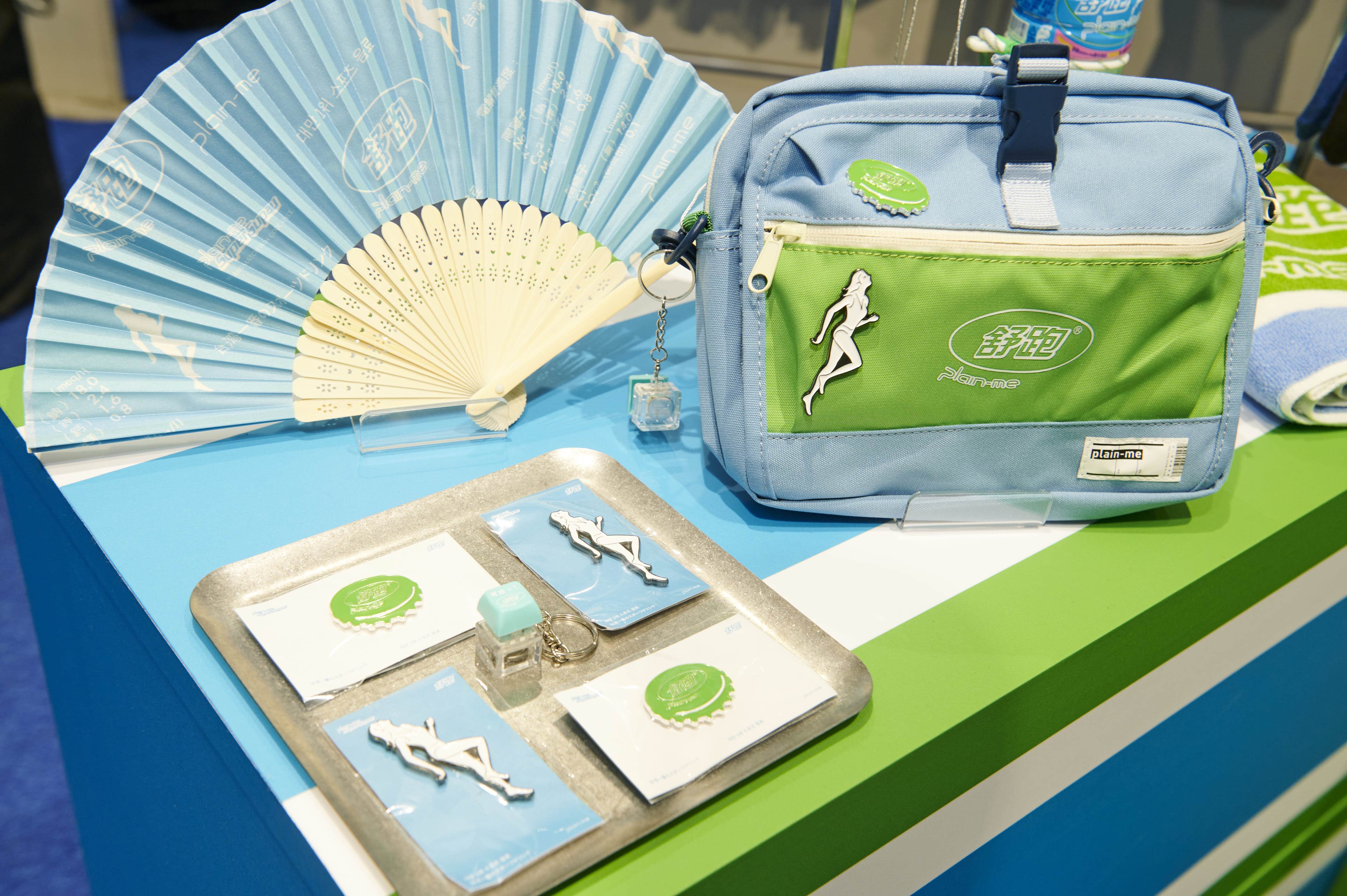 舒跑 x plain-me 聯名商品以舒跑的藍綠色主題貫穿,充滿運動感的同時也完美呼應時下最受歡迎的 Y2K 街頭復古感。