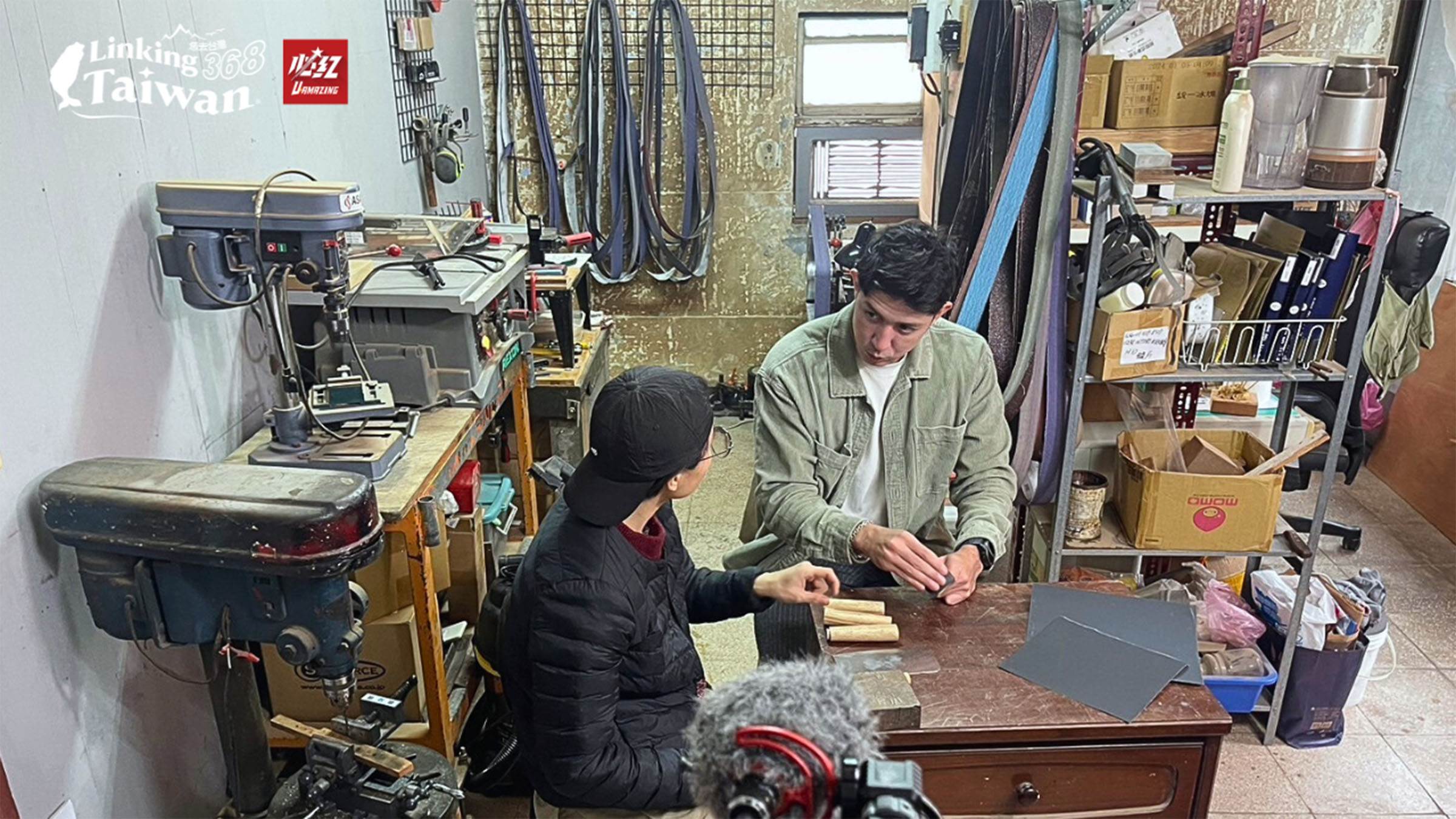 過去打鐵靠的是爐火燒紅的高溫和一錘一錘的敲打。因為鐵爐非常悶熱，鐵匠們多半凌晨開工，等到太陽升起再休息，中午天氣炎熱就避開，等傍晚再繼續工作。那是一段靠汗水淬鍊出來的時光。（圖／《Linking 368 Taiwan 恁去台灣》提供）