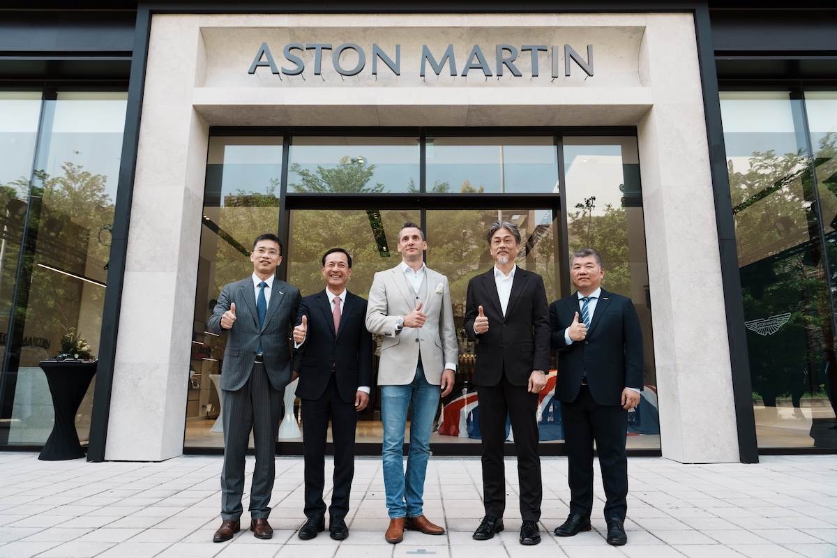 Aston Martin 臺中旗艦展示暨服務中心開幕，左起為Aston Martin大中華區業務發展總監林華梁、永三汽車總經理林志明、Aston Martin大中華區總裁Andy Haslam、永三汽車董事長張定民與總代理品牌總經理蘇士松。（圖／林昱丞攝影）