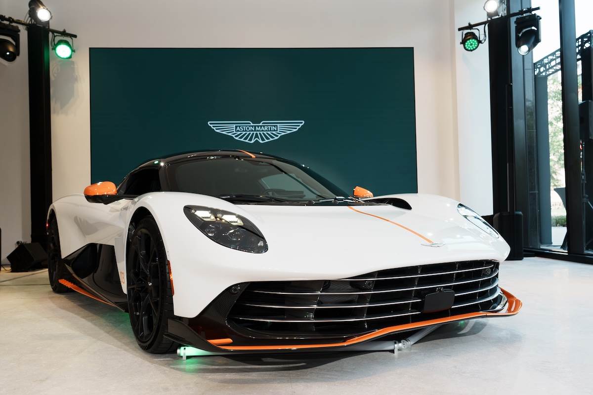 Valhalla採用插電式混合動力系統，由4.0升V8雙渦輪增壓引擎搭配3具電動馬達而成，總輸出高達1079匹與1,100Nm的強勁動力。（圖／林昱丞攝影）