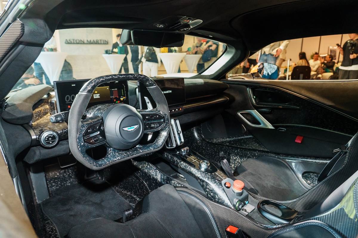 Valhalla採用專屬單體式碳纖維座艙，運用F1頂尖賽事領域的專業知識與技術，結合最先進的複合材質打造。（圖／林昱丞攝影）