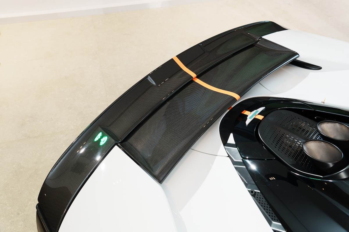 後方搭載主動尾翼，可根據IVC系統的即時計算調整仰角，進而增強下壓力或減少阻力。（圖／林昱丞攝影）