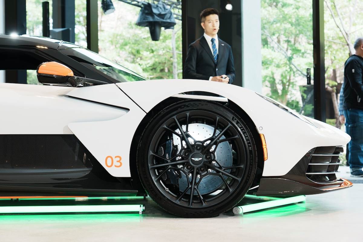 車輛標配鍛造鋁圈，提供三款配色選擇，並搭配Michelin Pilot Sport S 5 高性能輪胎。（圖／林昱丞攝影）