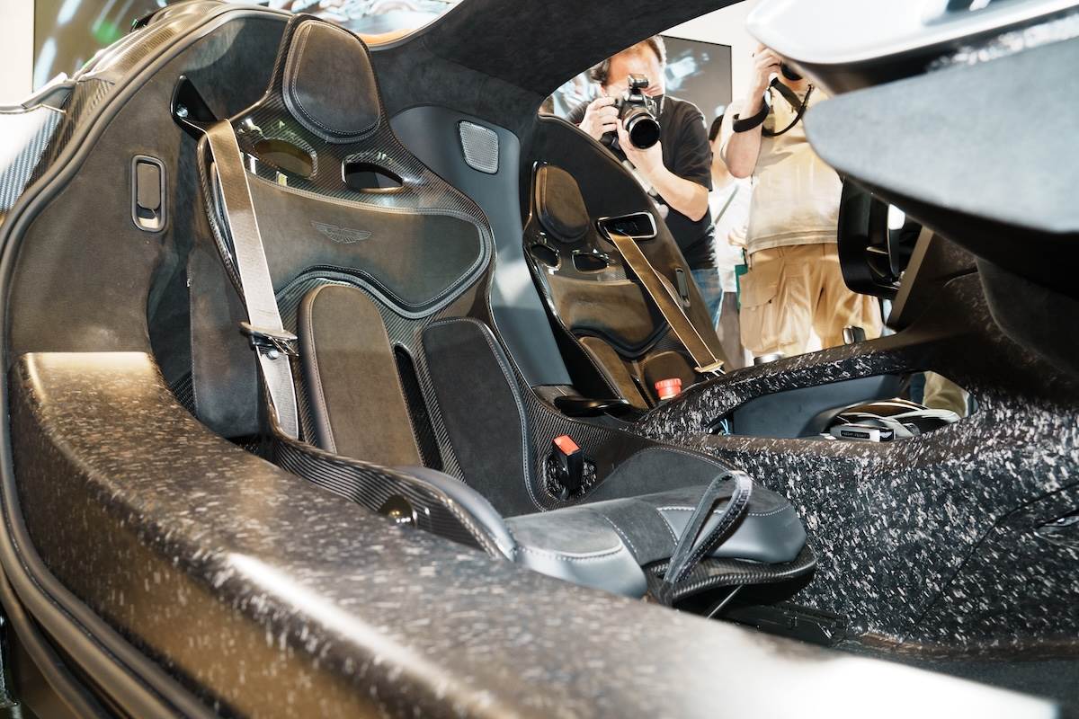 猶如F1賽車般低位臀部到腳跟的坐姿，以及輕量化一體式碳纖維座椅，提供強大支撐與包覆性。（圖／林昱丞攝影）