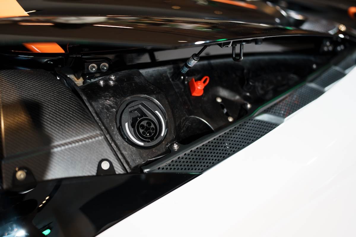 車頂兩側設有宛如機翼般的面板，內藏加油孔、機油注入孔、水箱水蓋及PHEV電池充電埠。（圖／林昱丞攝影）