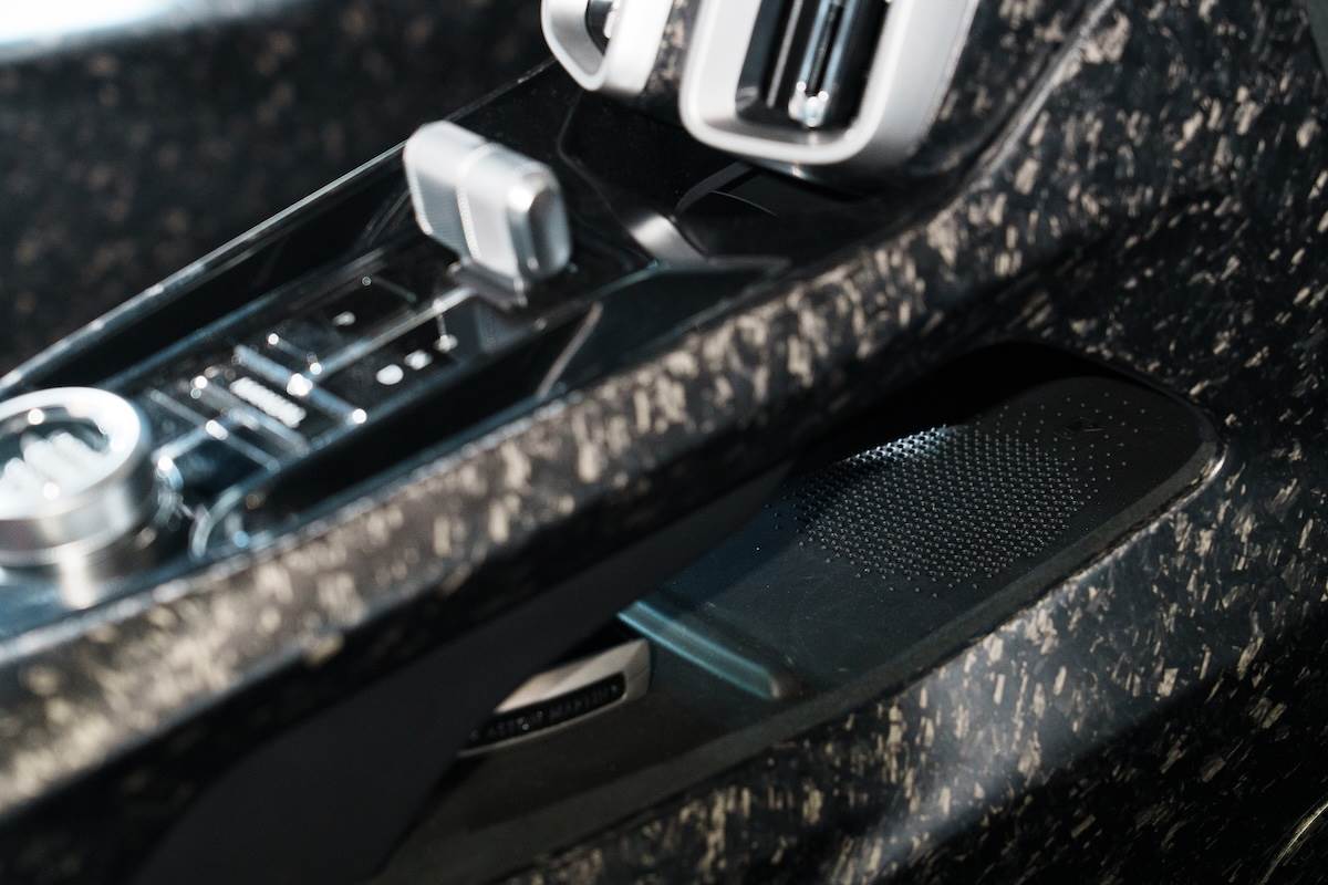 戰鬥感十足同樣有無線充電面板。（圖／林昱丞攝影）