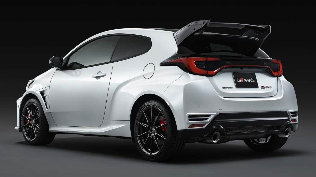 車輛選配空力套件後擁有超大尾翼，保桿以及車側也有更多通風口。（圖／豐田提供）