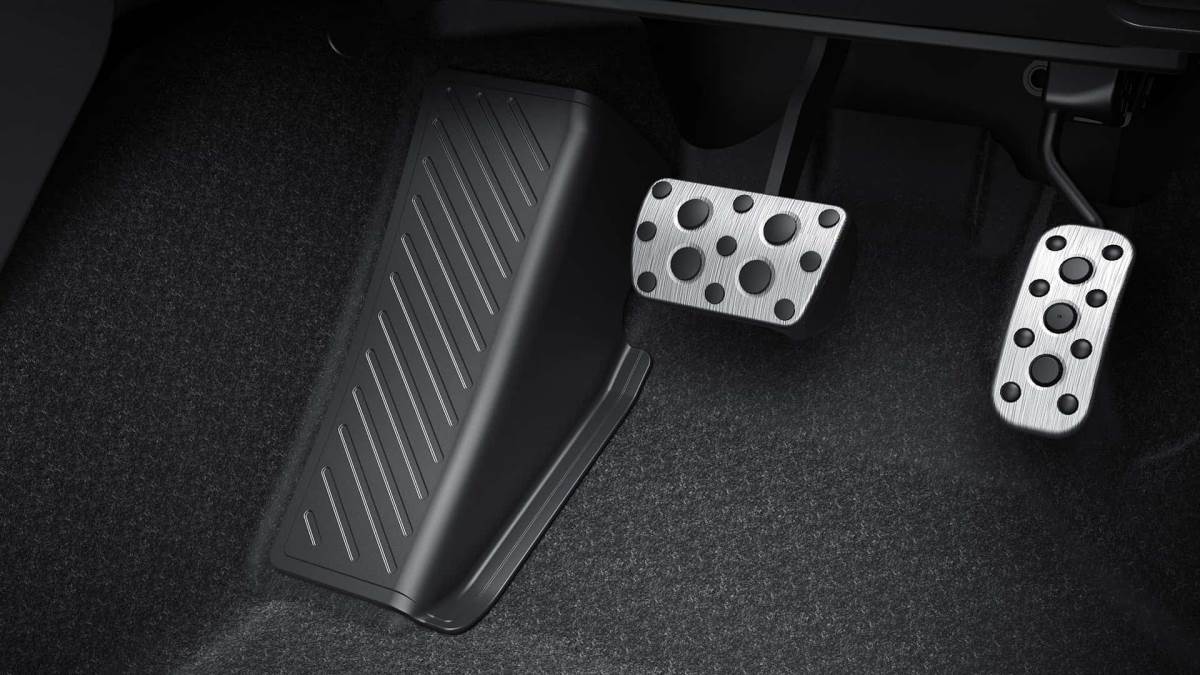 自排車型的腳踏休息區擴大，讓車主可以更輕鬆駕駛。（圖／豐田提供）