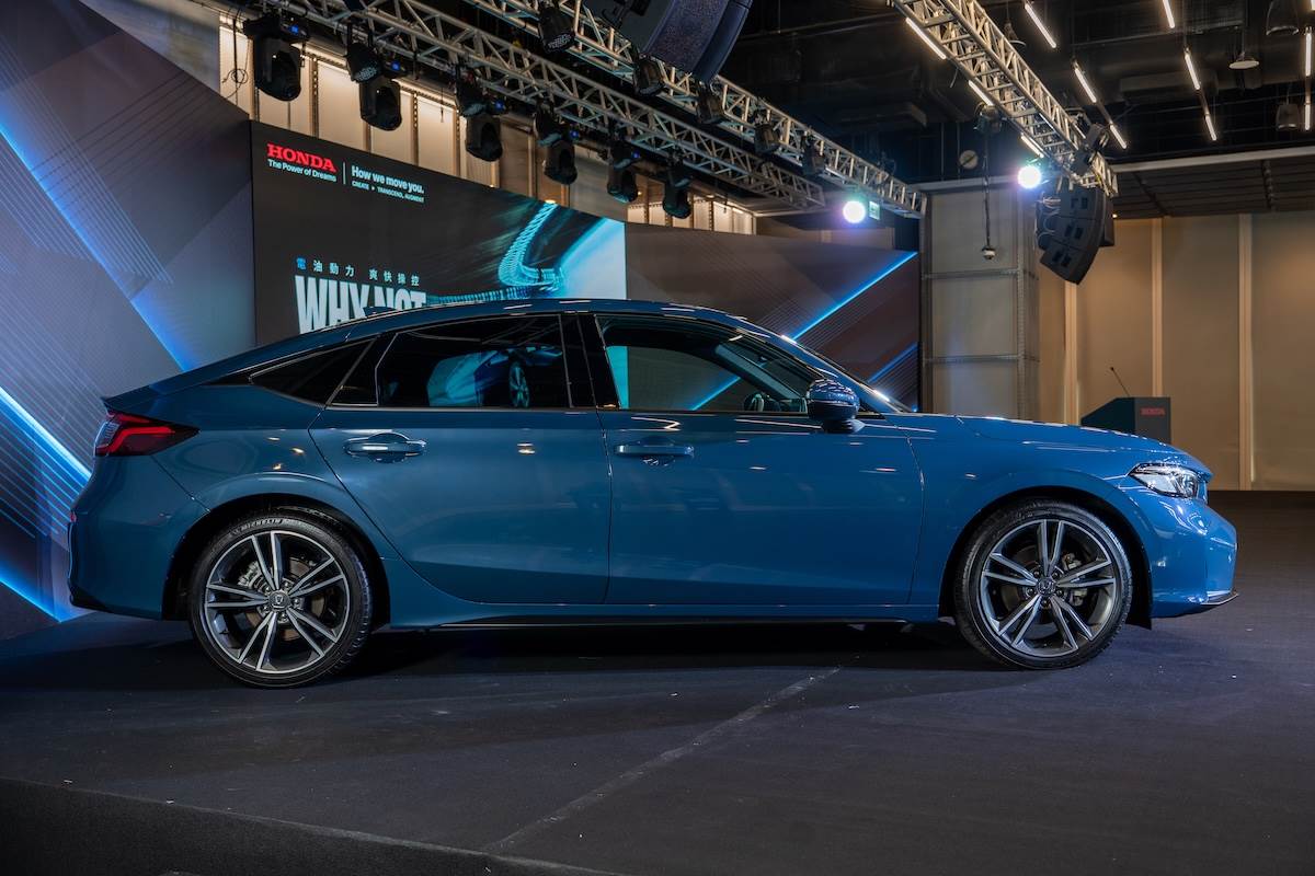 車側換上了鋼琴烤漆車門窗框飾條與18吋雙色消光灰切削鋁圈。（圖／台灣本田提供）