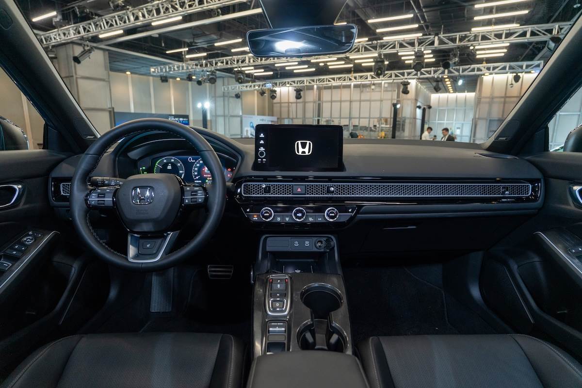 車內換上了黑色頂篷，中央的Honda CONNECT智慧聯網系統新增線上訂閱與付款服務。（圖／台灣本田提供）