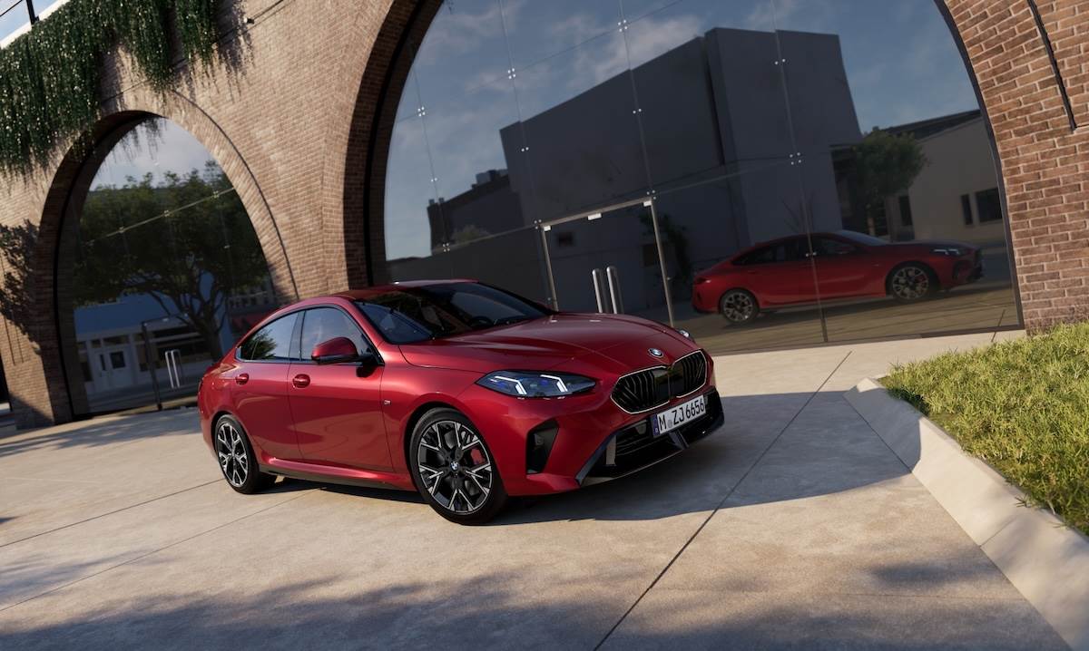 外觀搭載M空力套件、M專屬輪圈及降低車高的M跑車化動態懸吊系統。（圖／汎德提供）