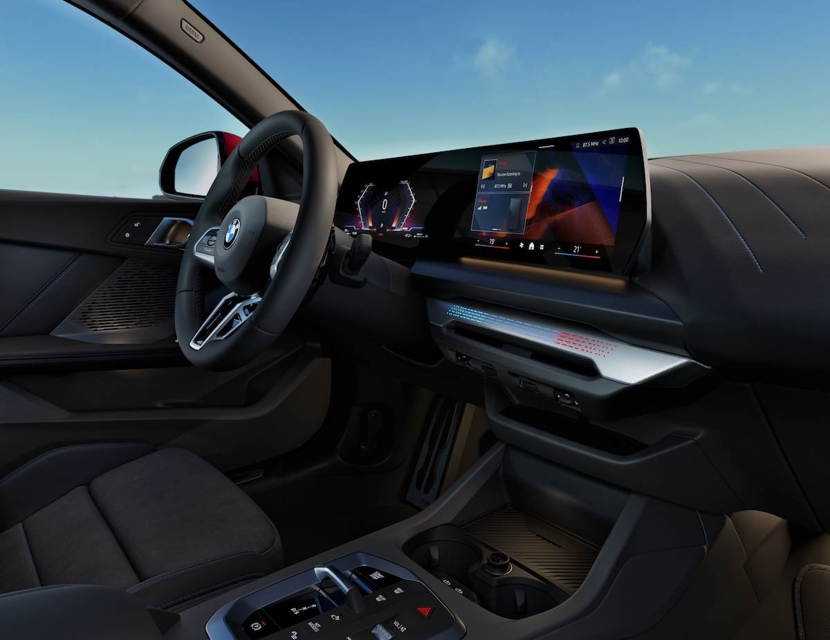 座艙標配M多功能真皮方向盤、M鋁質菱格紋光影飾板、M三色縫線儀錶檯以及M縫線安全帶。（圖／汎德提供）