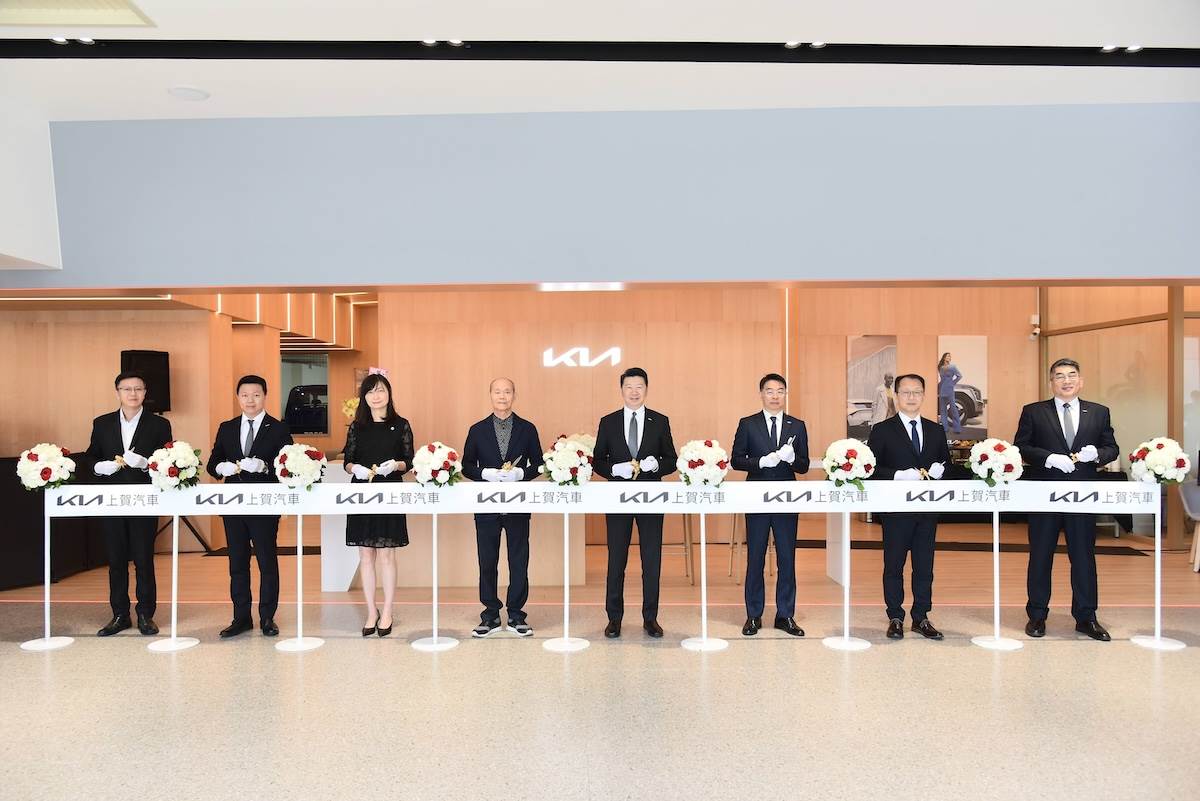 Kia總代理台灣森那美起亞董事長劉家輝（右4）與其經營團隊，攜手上賀汽車董事長郭武陸（左4）與其經營團隊共同出席Kia苗栗頭份3S展示中心開幕典禮。（圖／台灣森那美起亞提供）