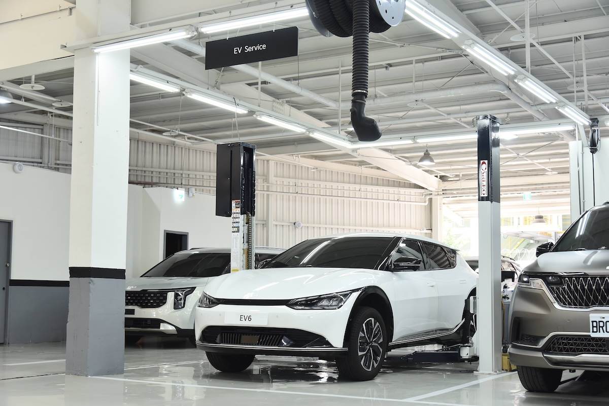 展示中心占地約400坪，服務廠設有6個維修工位，同時設有烤漆調漆間、噴漆室、鈑金區。（圖／台灣森那美起亞提供）