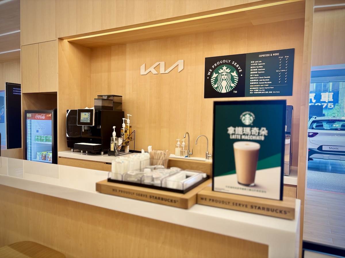在賞車或維修保養的同時，更可享受由專人提供的星巴克咖啡服務。（圖／台灣森那美起亞提供）