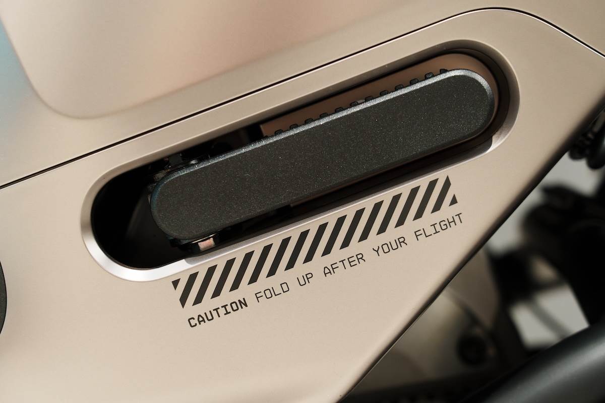 記得，飛旋踏板要使用才打開，使用完一定要收回去。。（圖／林昱丞攝影）