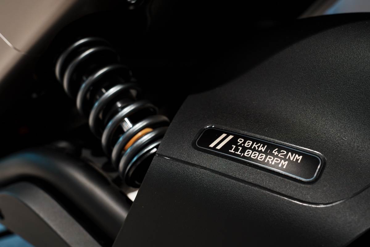 原本這銘版上寫的是「Hyper Drive」，現在變成馬達的數據規格。（圖／林昱丞攝影）