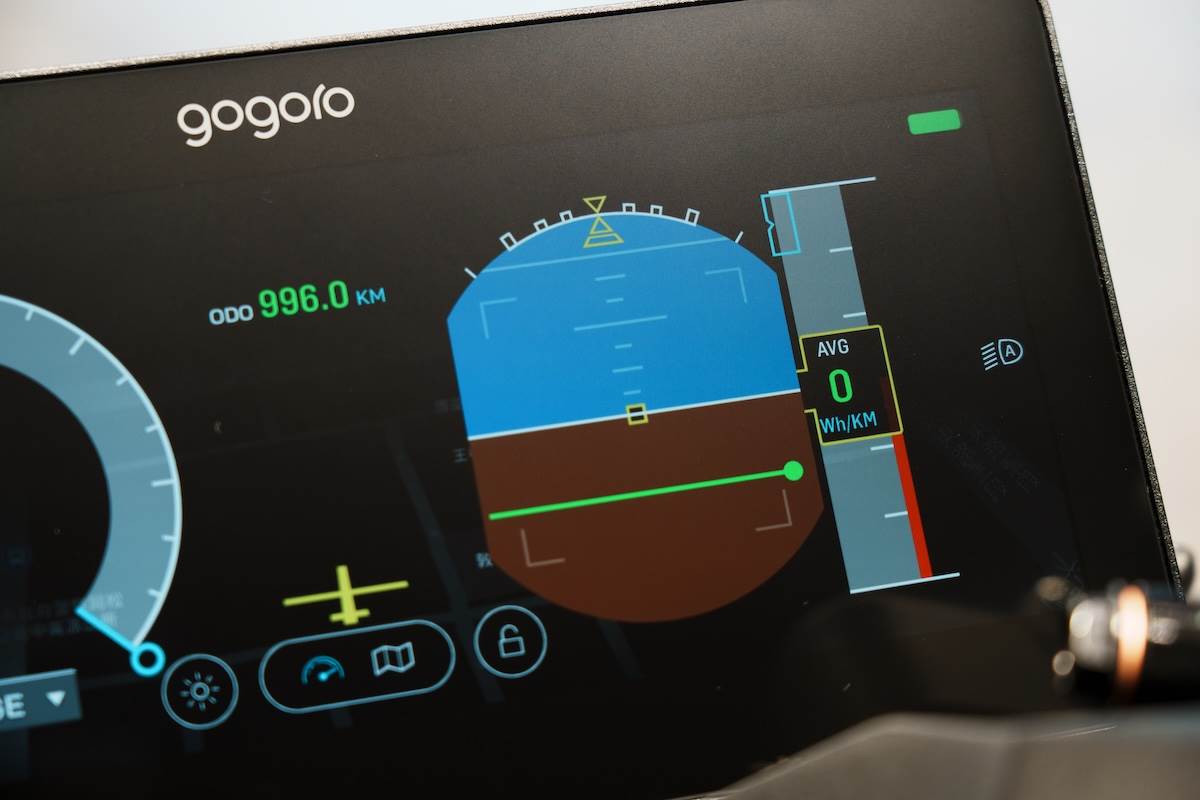 騎乘車輛動態像是「姿態指引儀」，且導航的箭頭變成一架小飛機。（圖／林昱丞攝影）