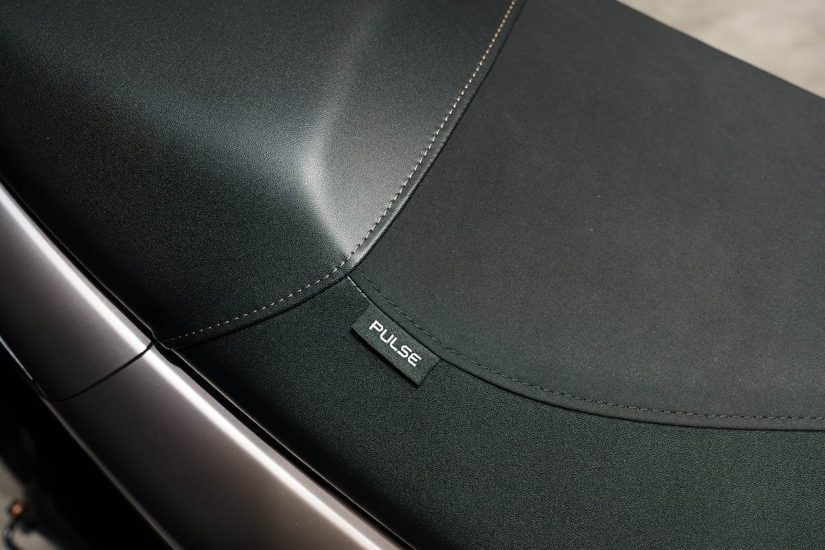 坐墊換上了頂級皮革材質，結合防滑材質，讓整體的支撐度與質感都獲得提升，同時還加上一個「Pulse」的小標籤。（圖／林昱丞攝影）
