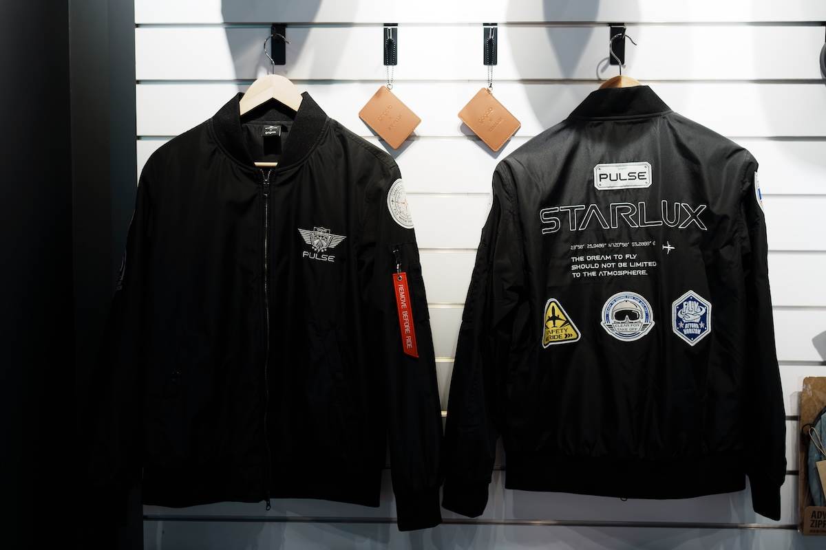 聯名飛行夾克上除了質感很好外，還有許多徽章，背面中間繡著一串座標，該座標為台灣地理中心的經緯度。（圖／林昱丞攝影）