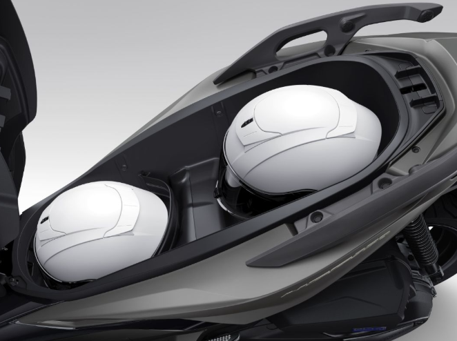 座椅下方配置48公升的大容量置物空間，足以放入兩個全罩式安全帽。（圖／台灣本田提供）