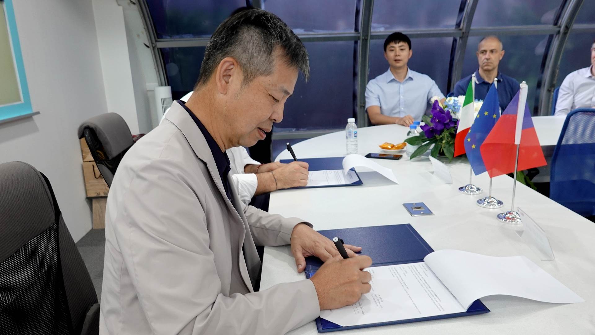 「工欲善其事 必先利其器」，歐德集團董事長陳國都很開心可以和德義頂尖大廠合作。（圖／歐德集團提供）